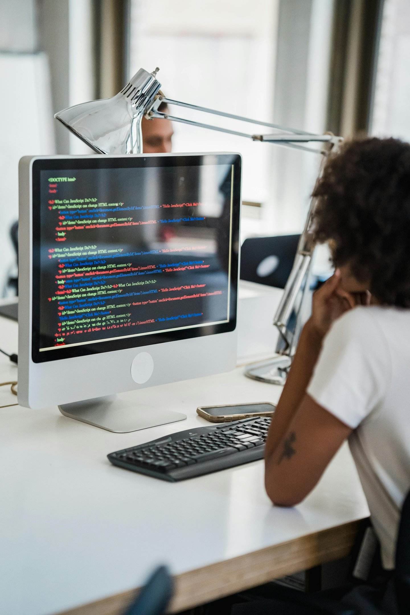 Image d'un ordinateur qui fait de la programmation